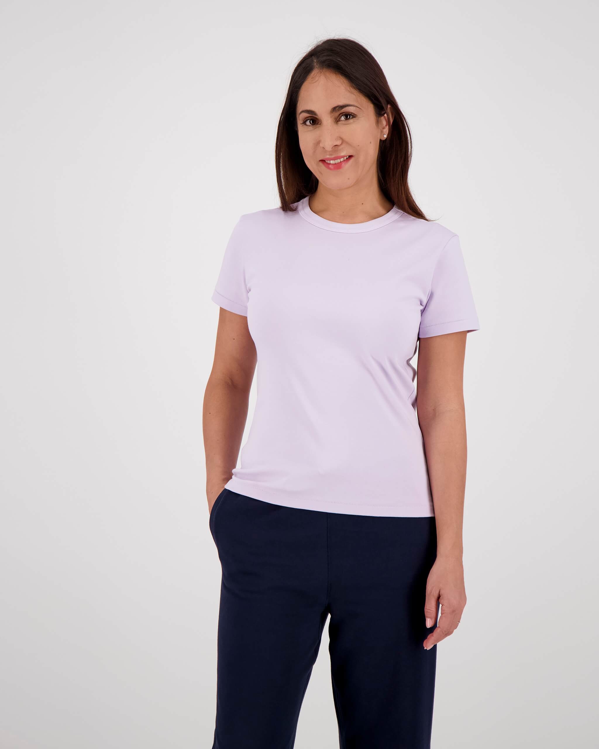 Vorderseite Model posiert mit T-Shirt Ava für die Frau in der Farbe Lila