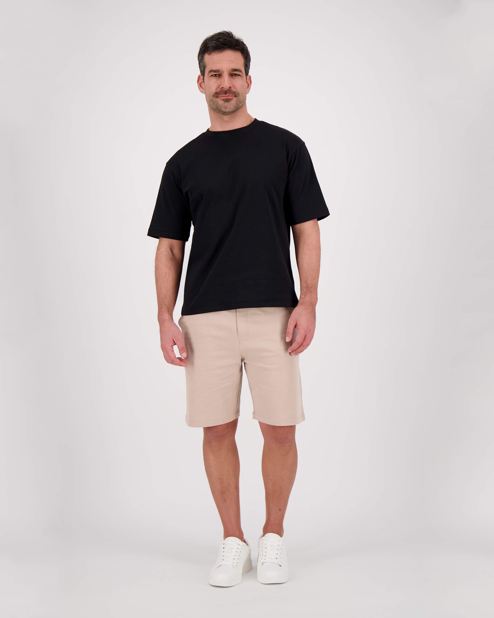 Vorderseite Model posiert mit T-Shirt Paul für den Mann in der Farbe Schwarz