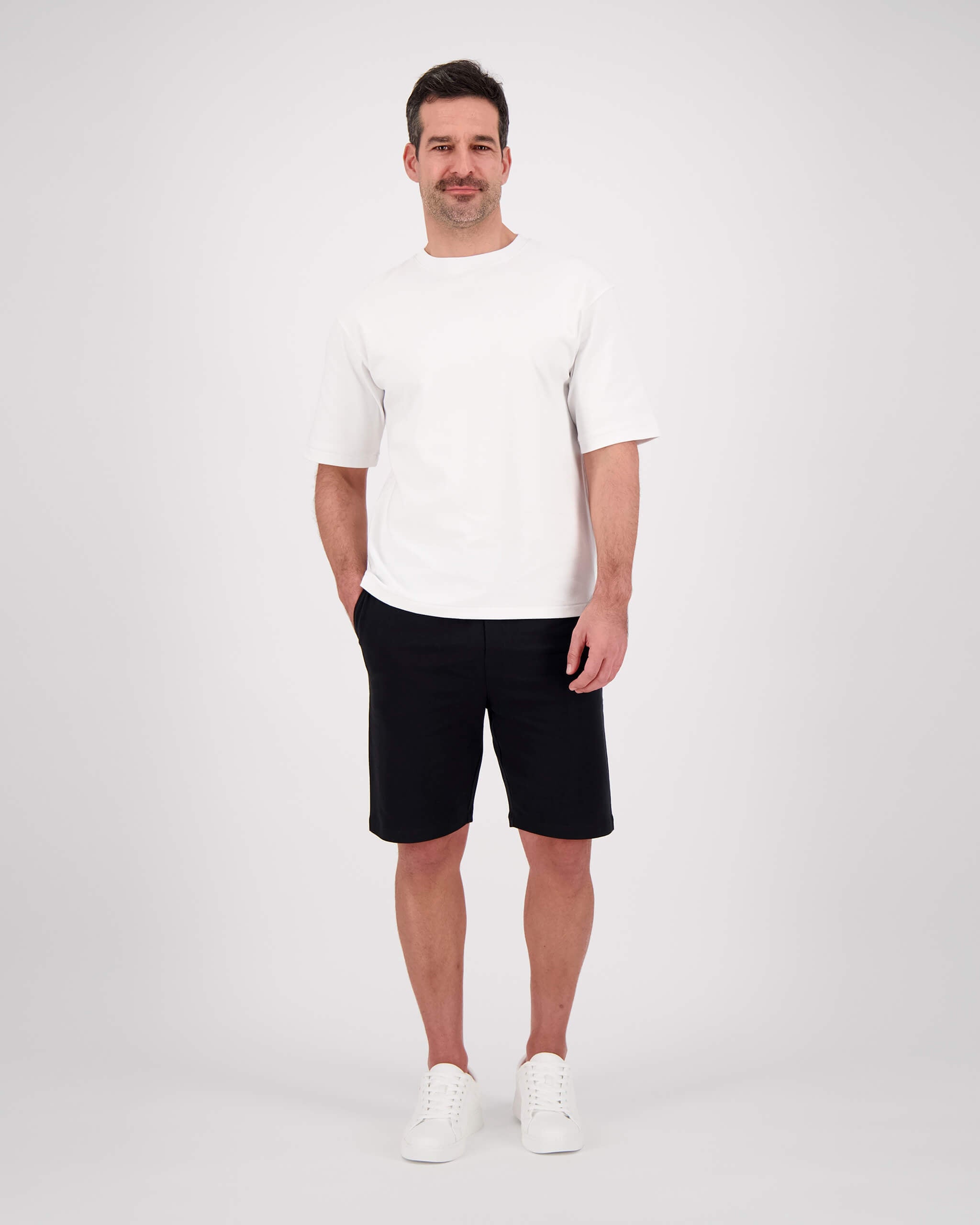 Vorderseite Model posiert mit T-Shirt Paul für den Mann in der Farbe Weiss