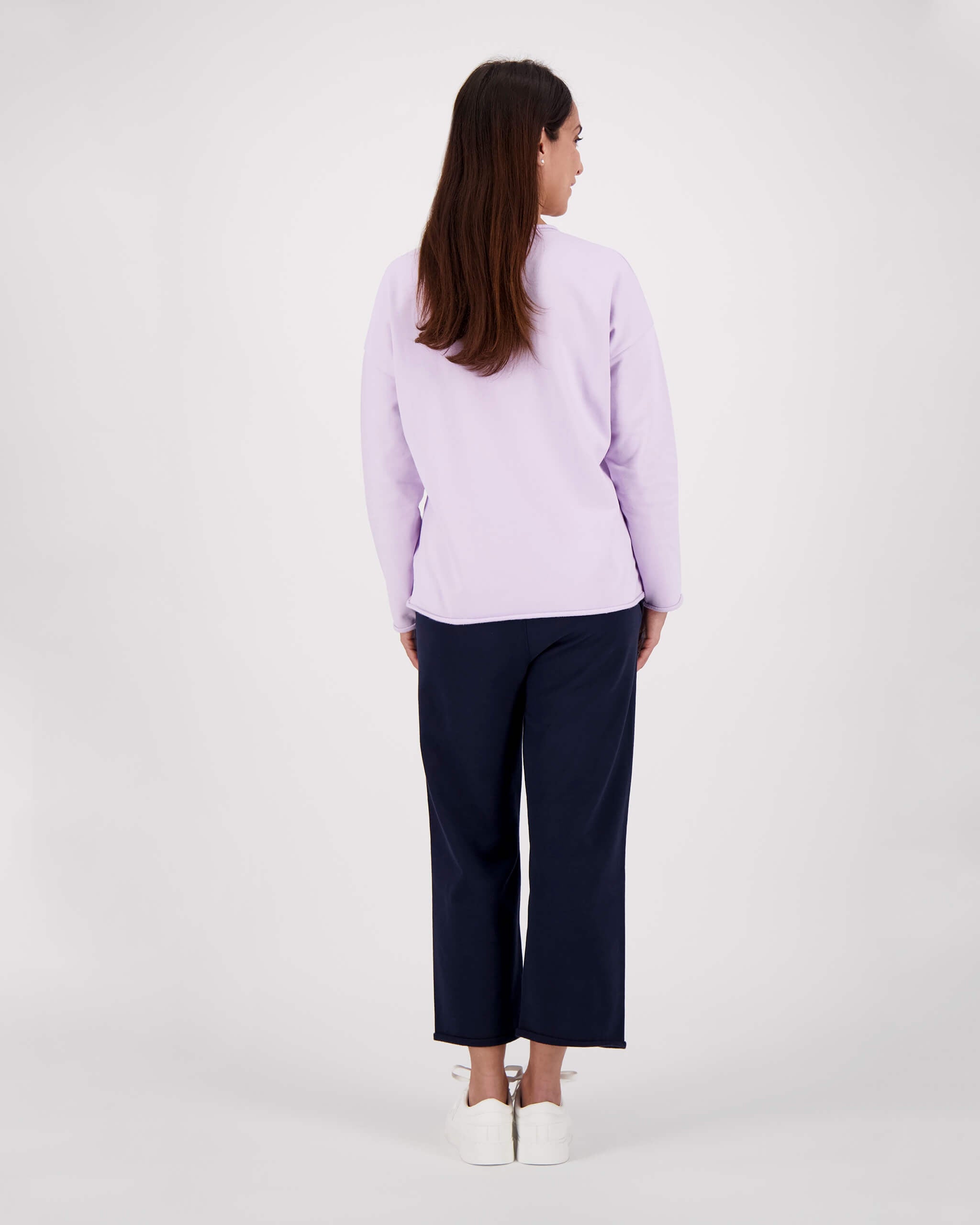 Rückseite Model posiert mit Sweatshirt Sofie für die Frau in der Farbe Lila