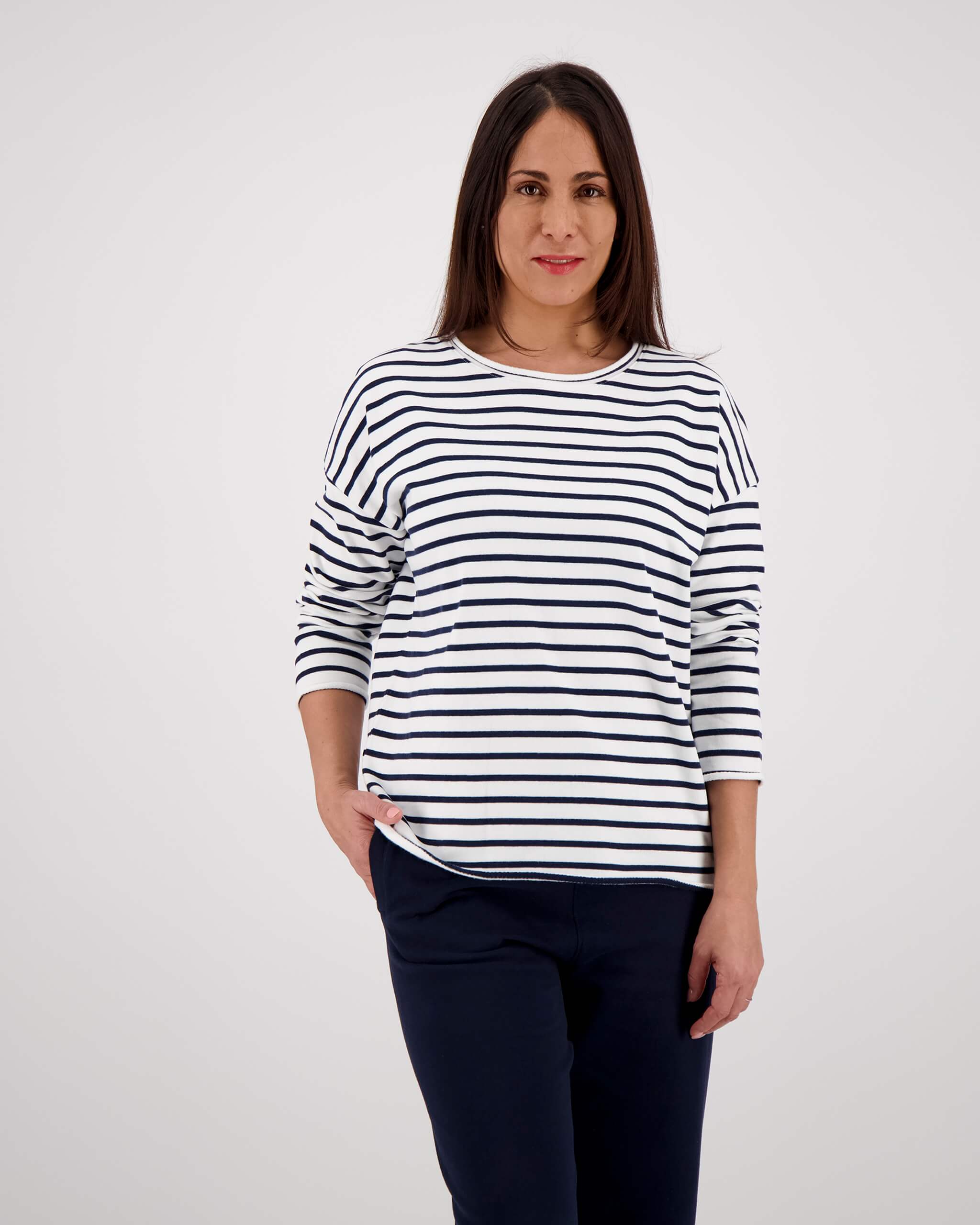 Vorderseite Model posiert mit Sweatshirt Sofie für die Frau in gestreifter Farbe
