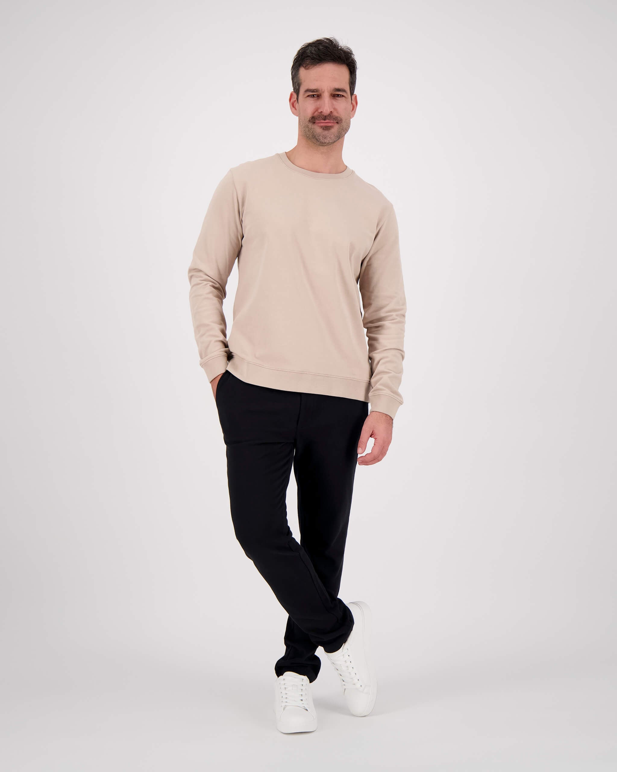 Vorderseite Model posiert mit Sweatshirt Yves für den Mann in der Farbe Beige