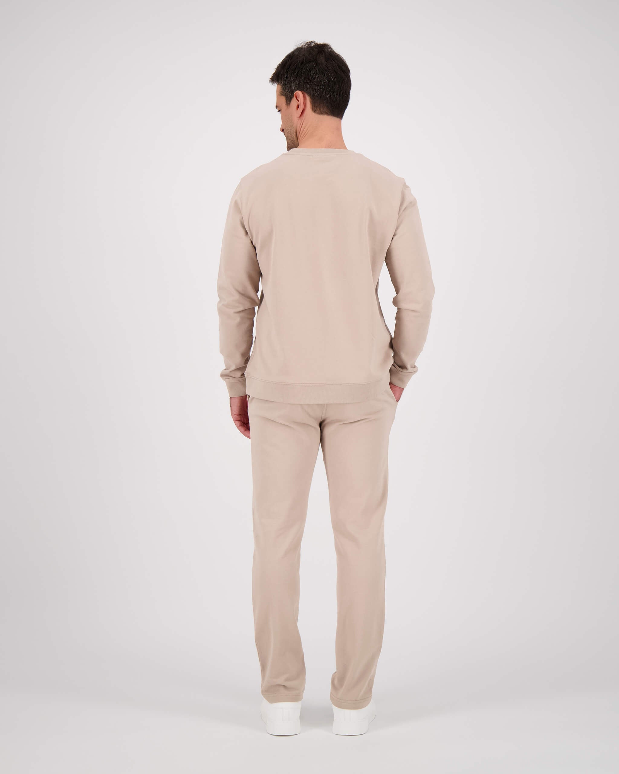 Rückseite Model posiert mit Sweatshirt Yves für den Mann in der Farbe Beige