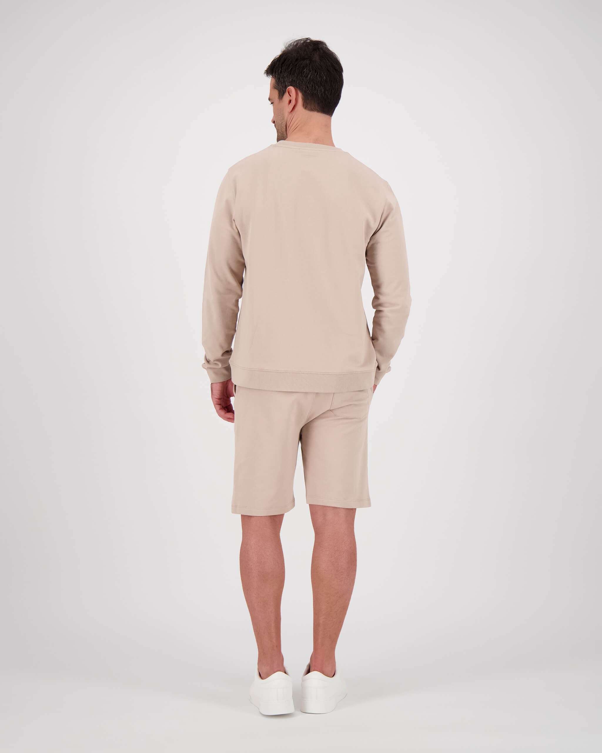 Rückseite Model posiert mit Sweatshirt Yves für den Mann in der Farbe Beige