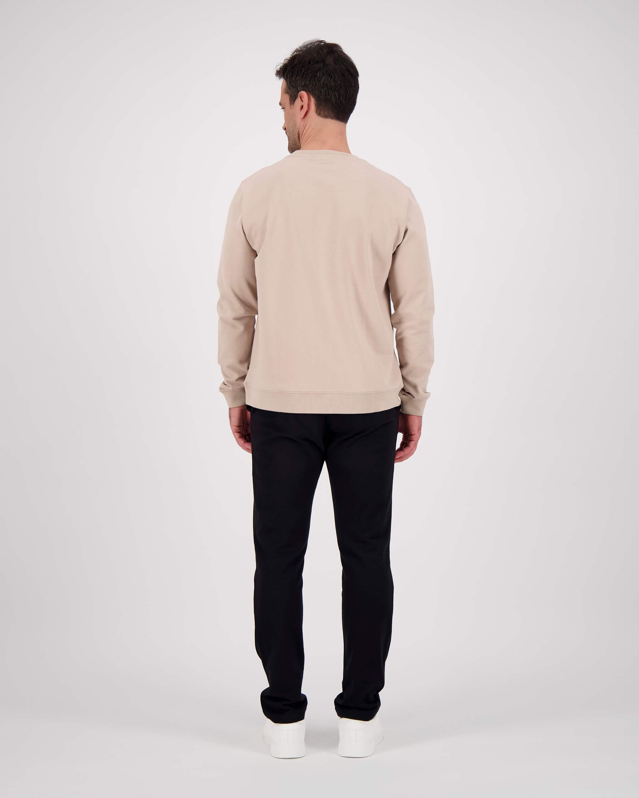 Rückseite Model posiert mit Sweatshirt Yves für den Mann in der Farbe Beige