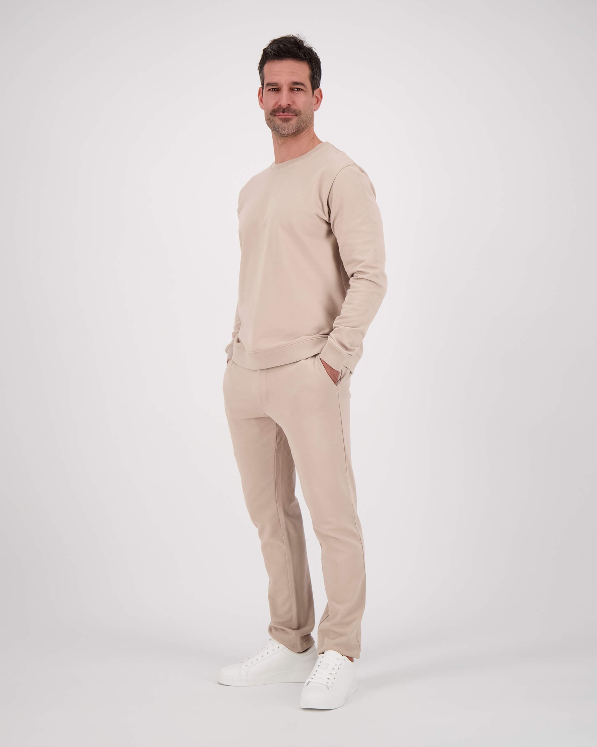 Vorderseite Model posiert mit Sweatshirt Yves für den Mann in der Farbe Beige