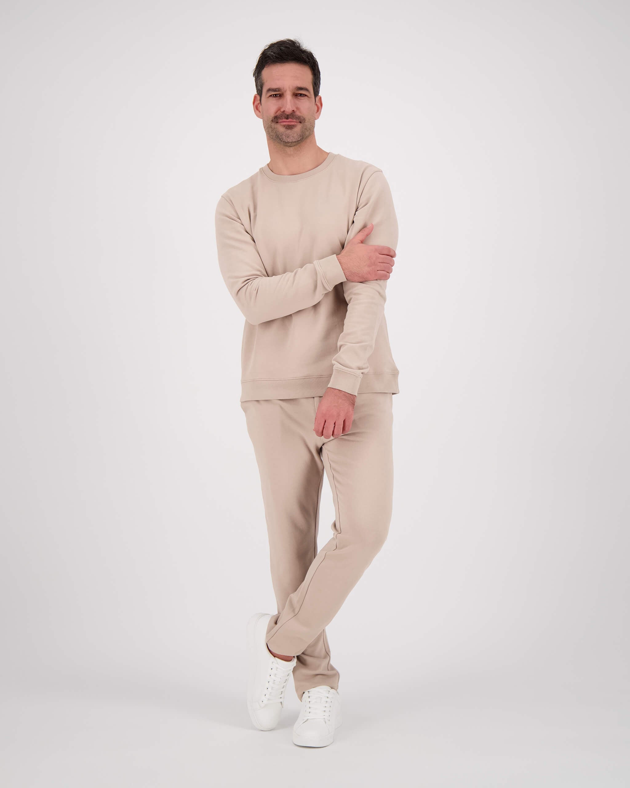 Vorderseite Model posiert mit Sweatshirt Yves für den Mann in der Farbe Beige