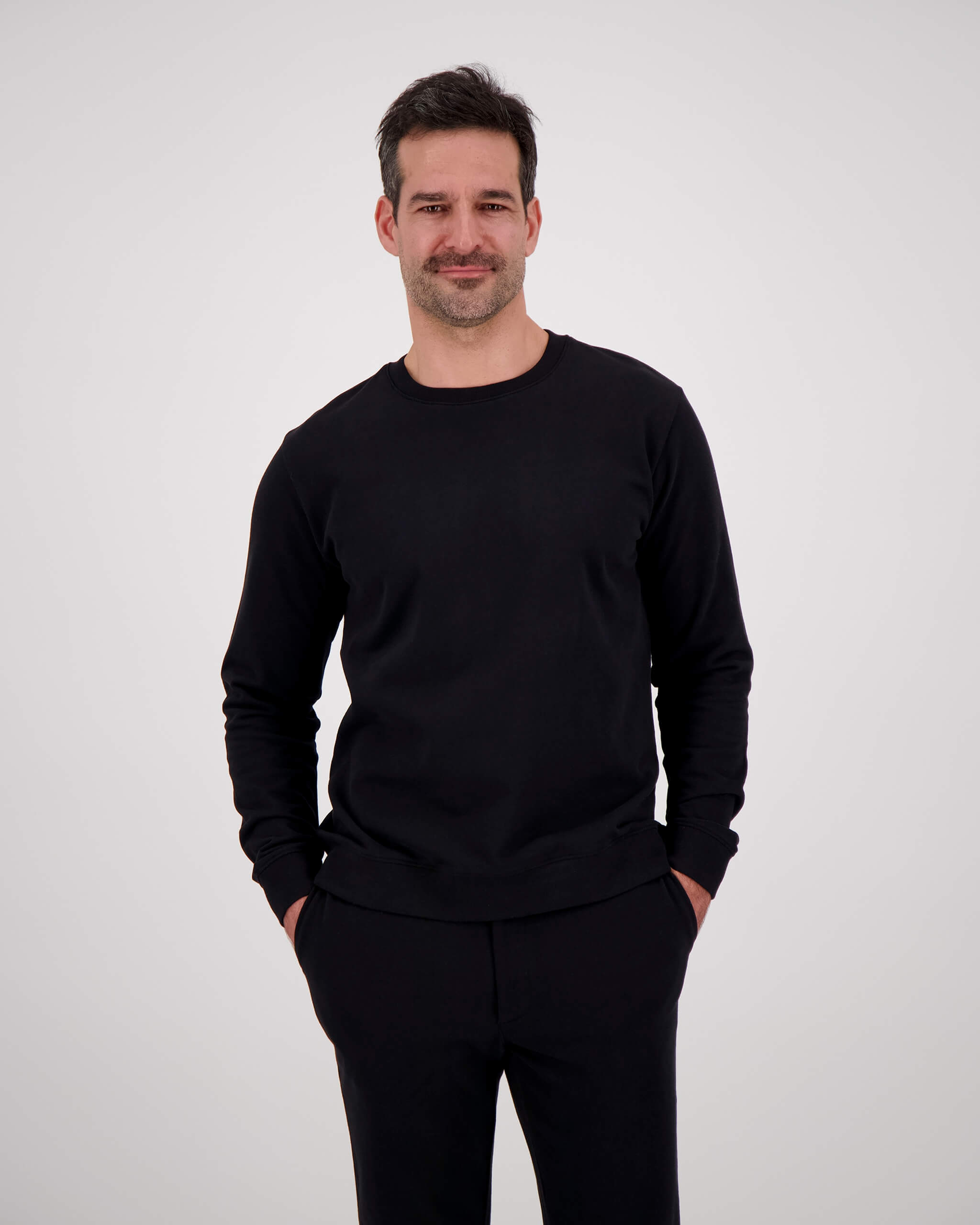 Vorderseite Model posiert mit Sweatshirt Yves für den Mann in der Farbe Schwarz