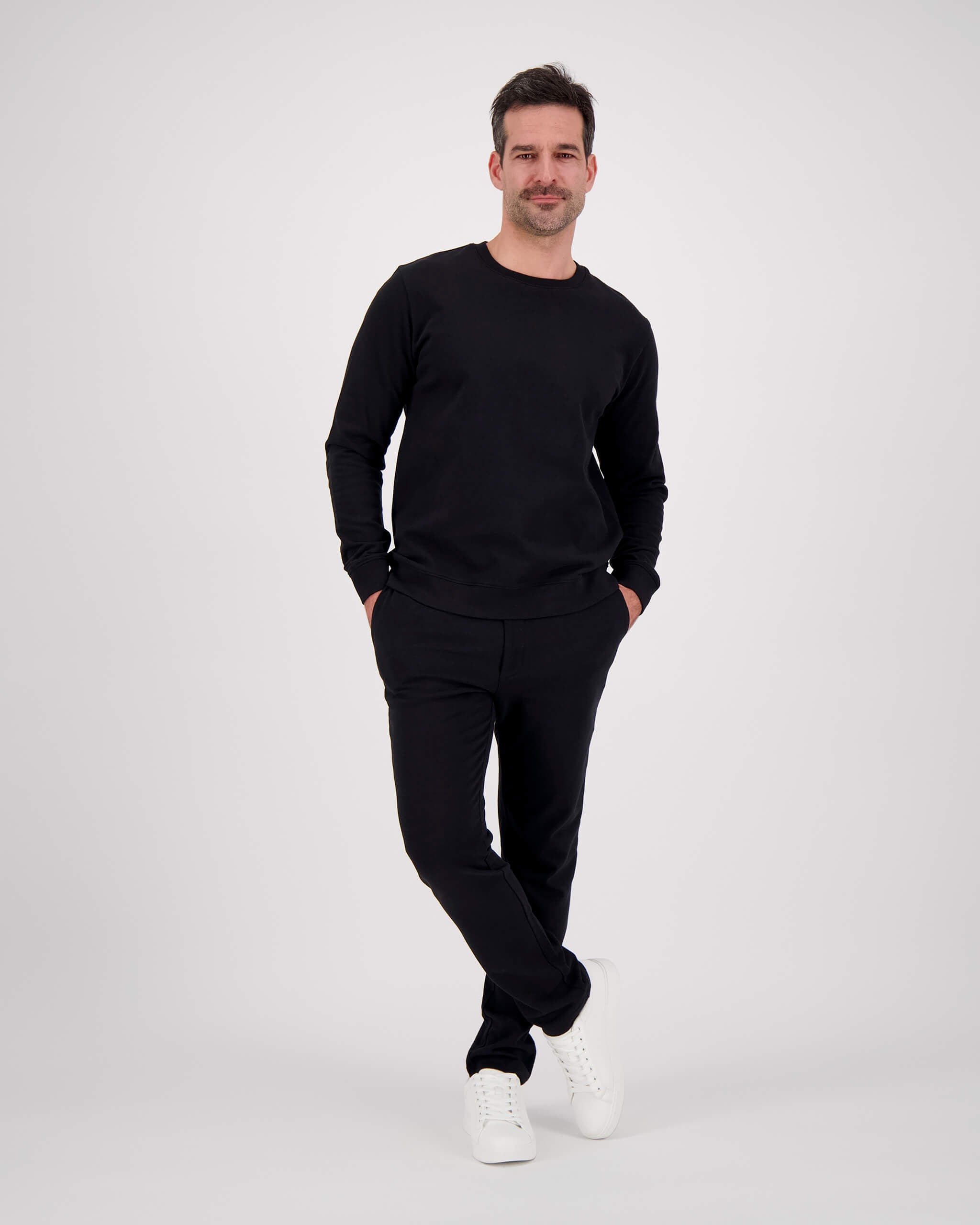 Vorderseite Model posiert mit Sweatshirt Yves für den Mann in der Farbe Schwarz