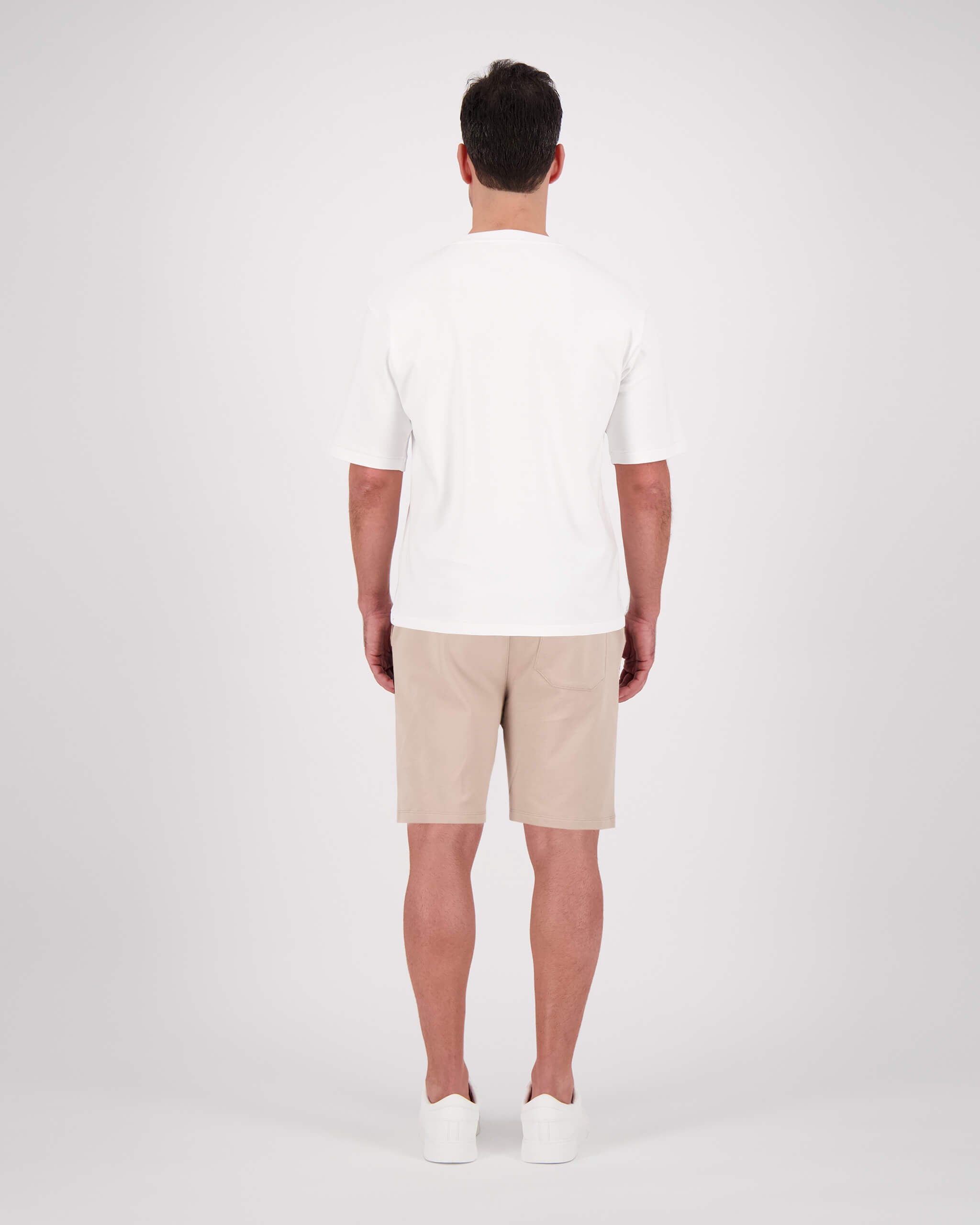 Rückseite Model posiert mit T-Shirt Paul für den Mann in der Farbe Weiss