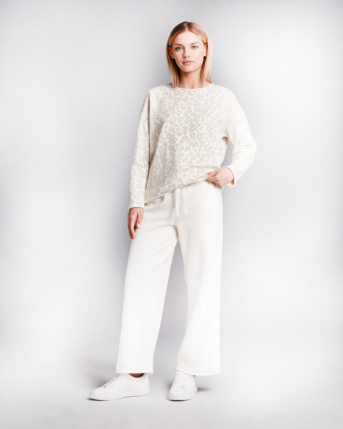 Damen Travel Set aus Sweatshirt Off White Leo & Sweatpants Cloudy - Milano