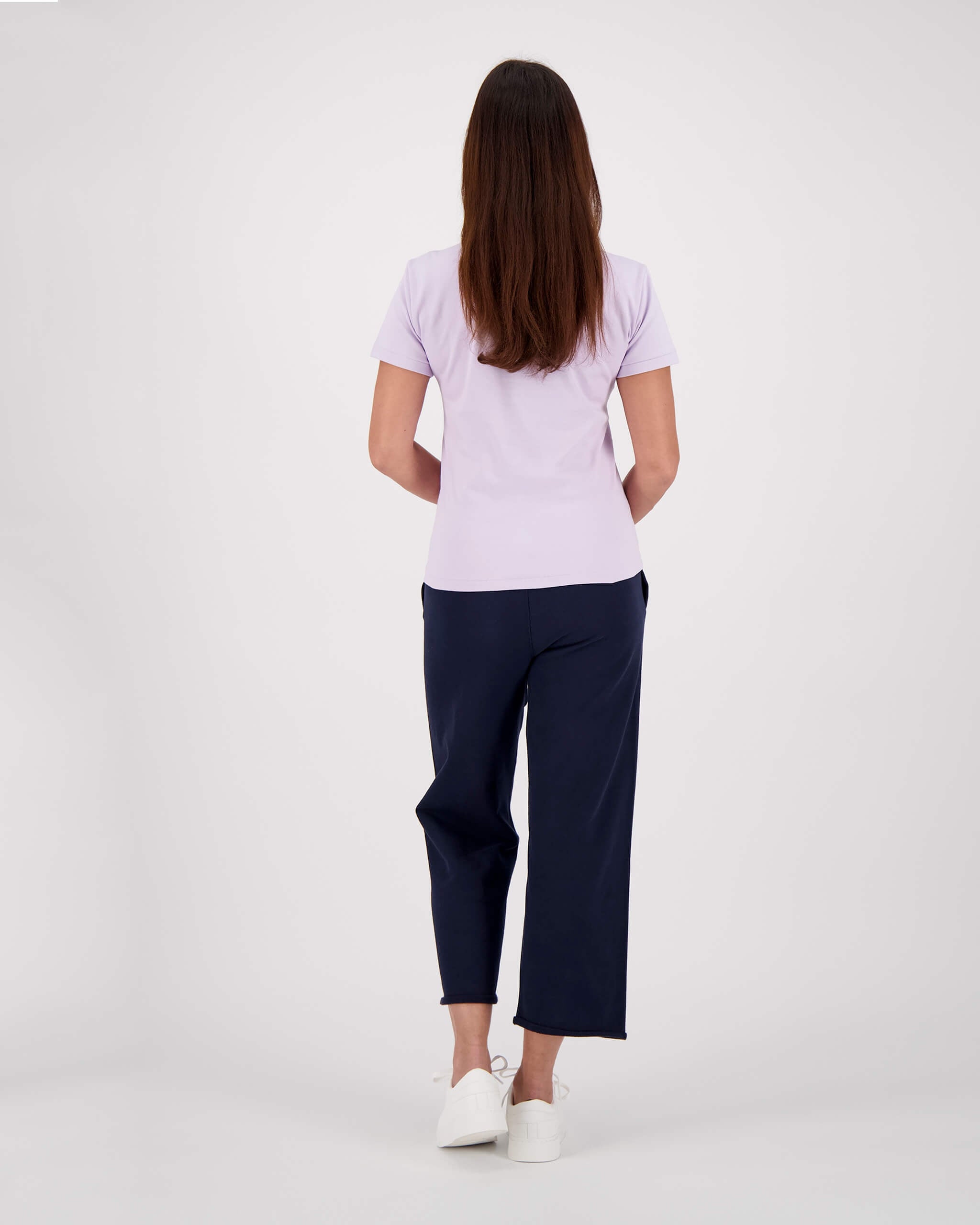 Rückseite Model posiert mit T-Shirt Ava für die Frau in der Farbe Lila
