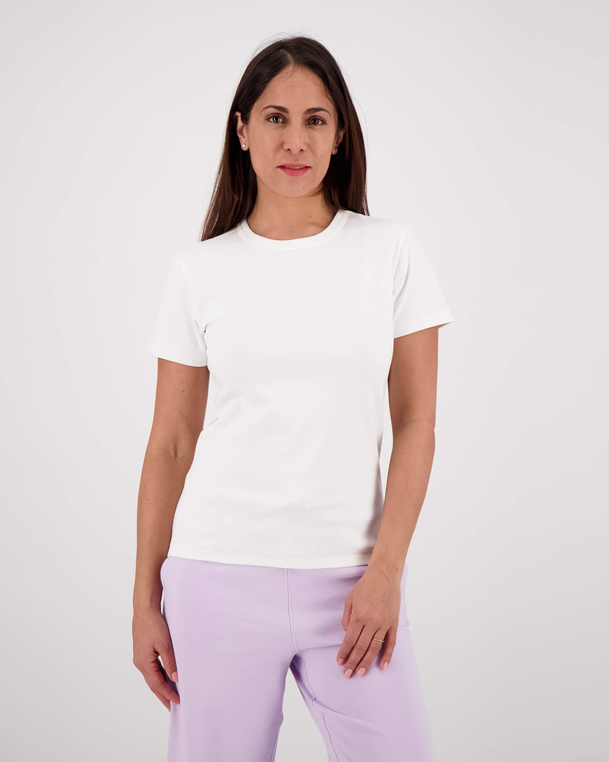 Vorderseite Model posiert mit T-Shirt Ava für die Frau in der Farbe Weiss