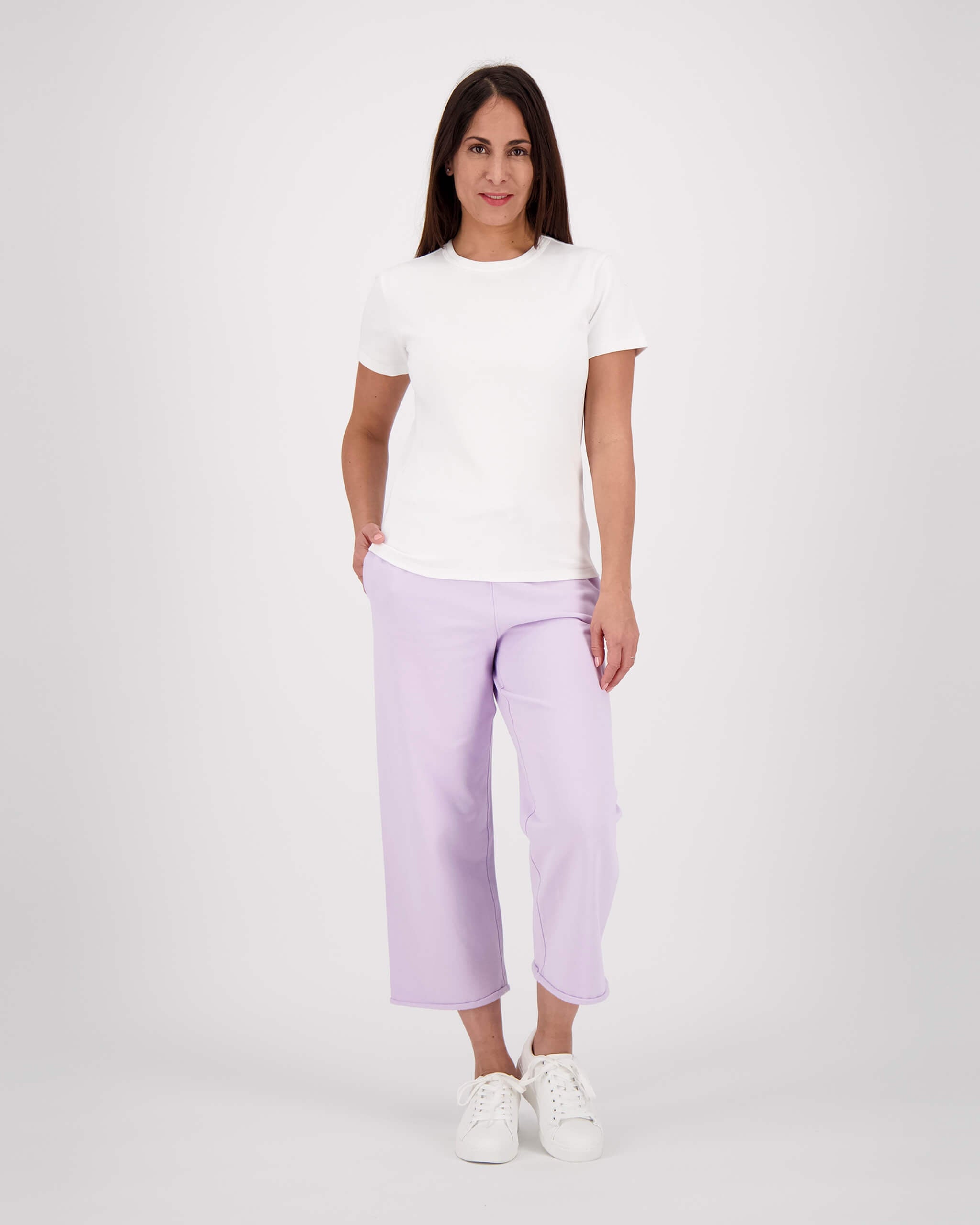 Vorderseite Model posiert mit T-Shirt Ava für die Frau in der Farbe Weiss