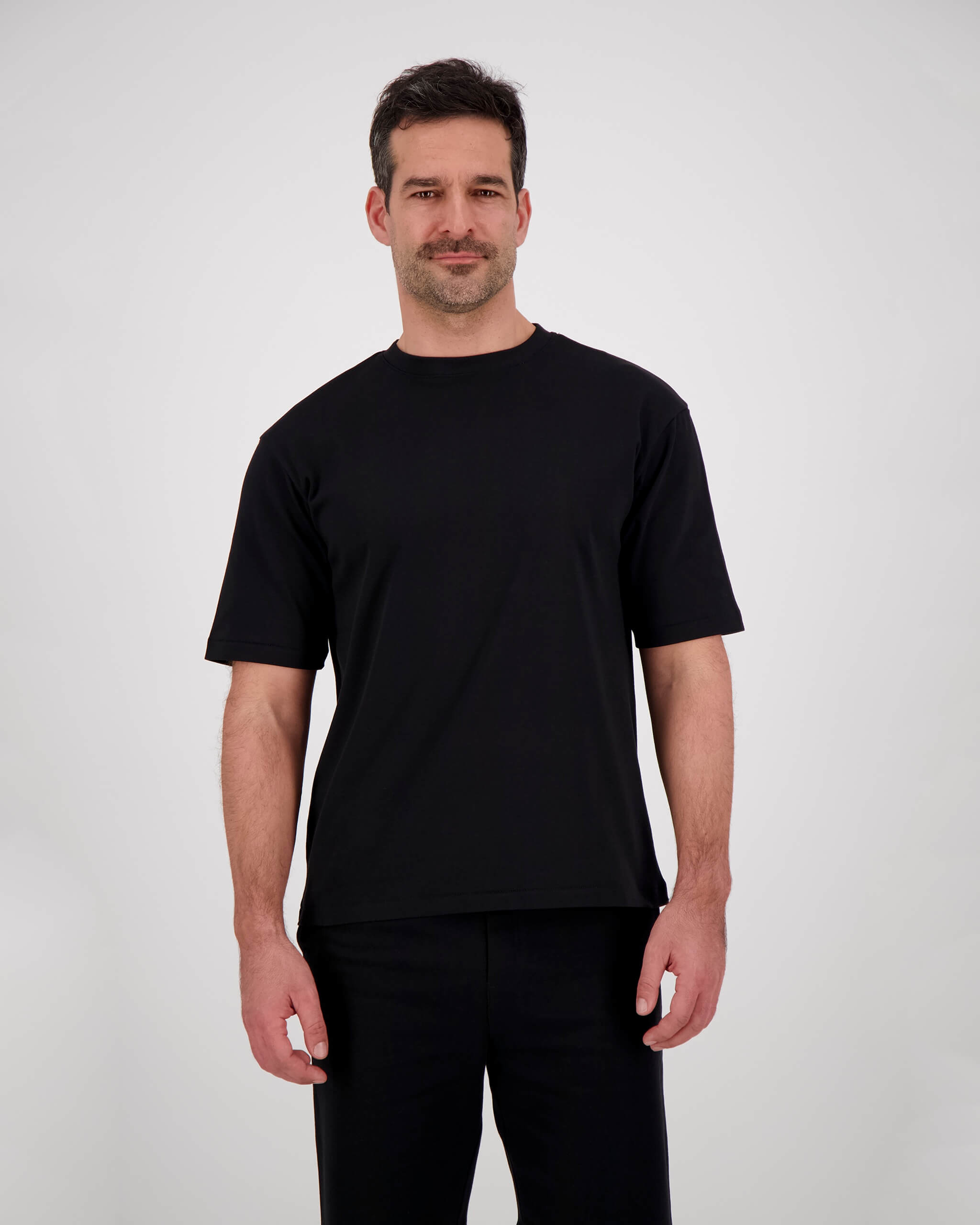 Vorderseite Model posiert mit T-Shirt Paul für den Mann in der Farbe Schwarz