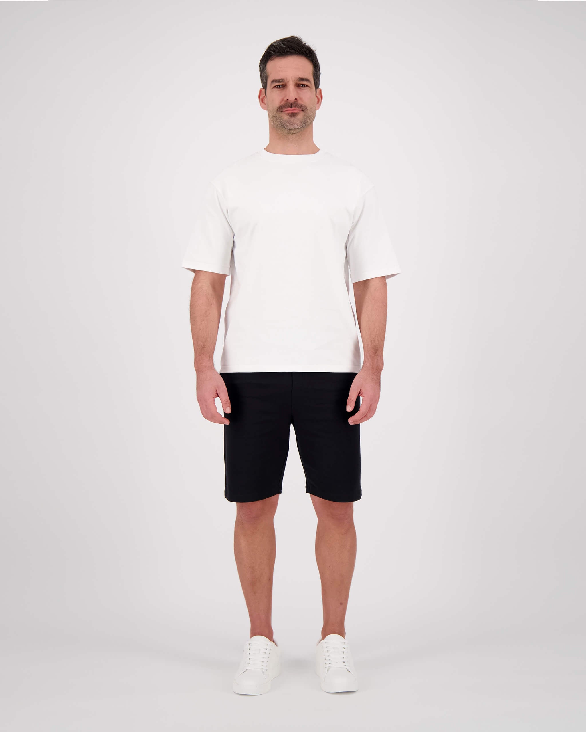 Vorderseite Model posiert mit T-Shirt Paul für den Mann in der Farbe Weiss