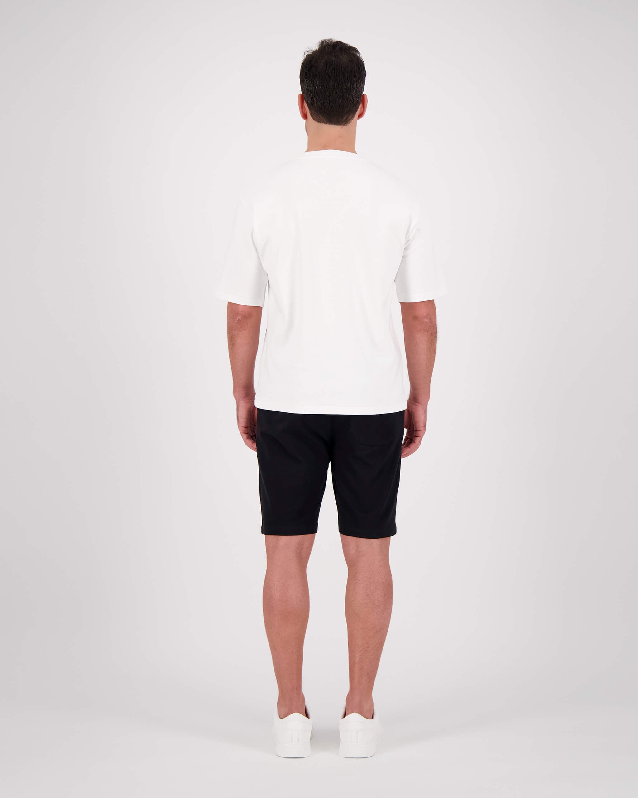 Rückseite Model posiert mit T-Shirt Paul für den Mann in der Farbe Weiss