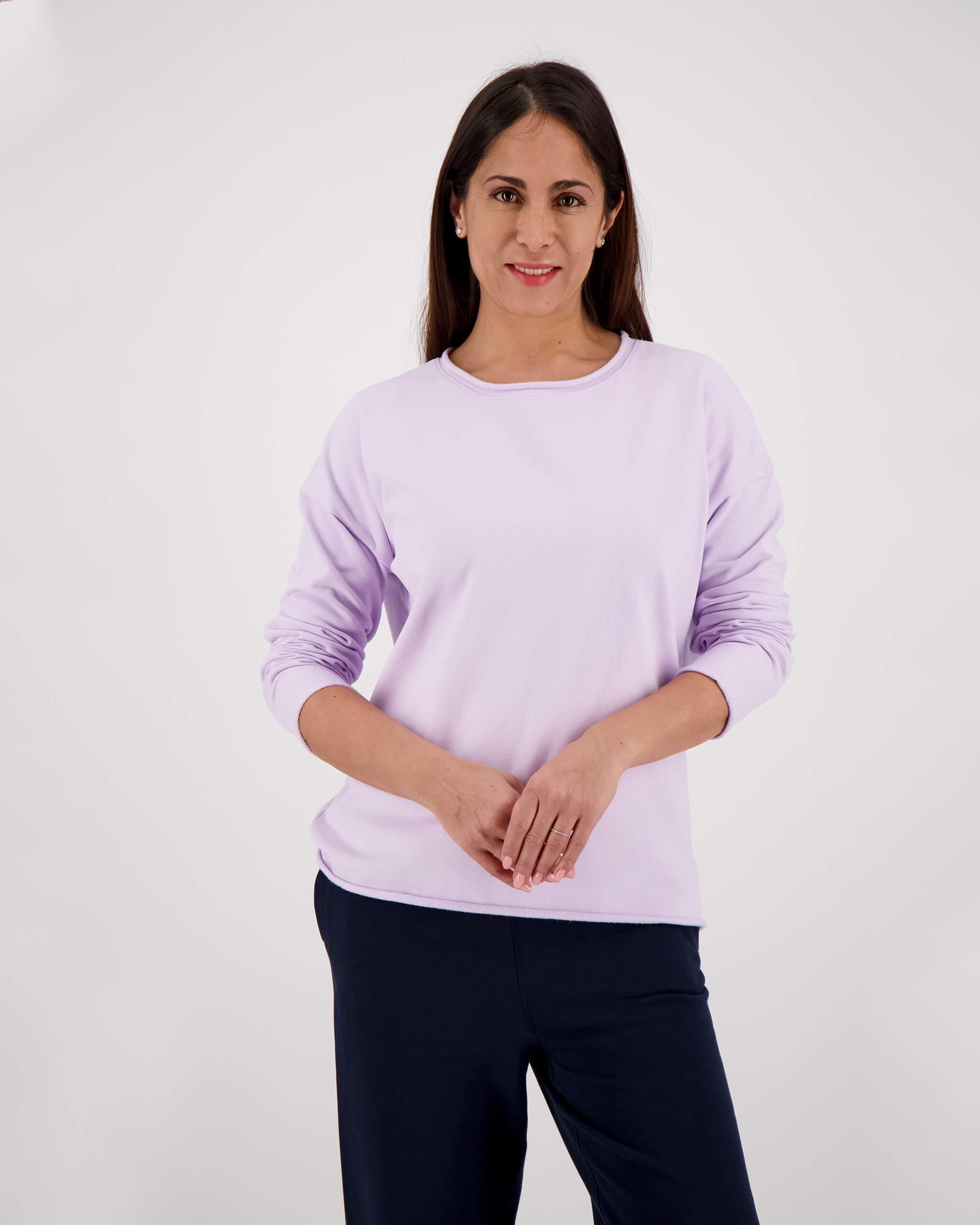 Vorderseite Model posiert mit Sweatshirt Sofie für die Frau in der Farbe Lila