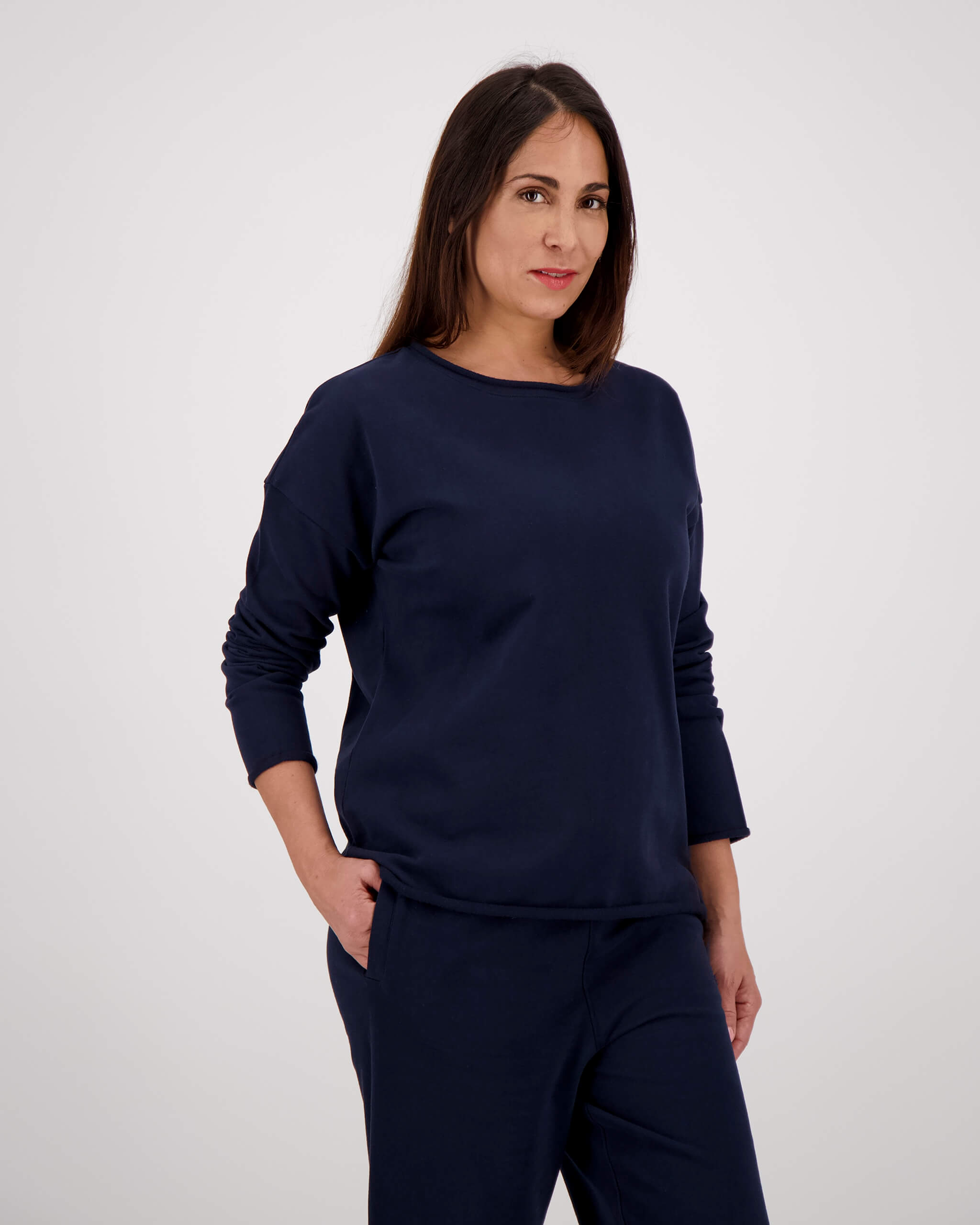 Vorderseite Model posiert mit Sweatshirt Sofie für die Frau in der Farbe Navy