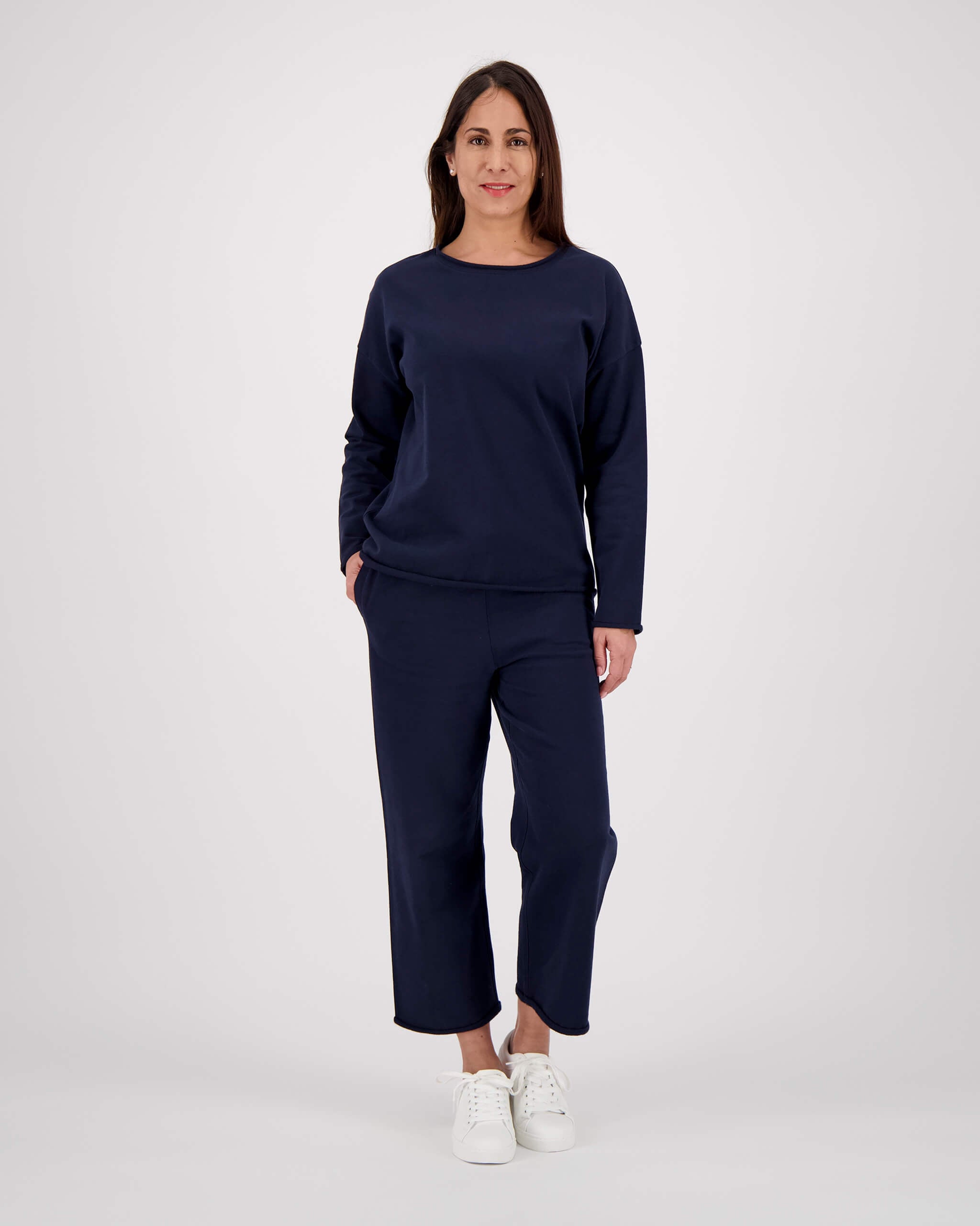 Vorderseite Model posiert mit Sweatshirt Sofie für die Frau in der Farbe Navy