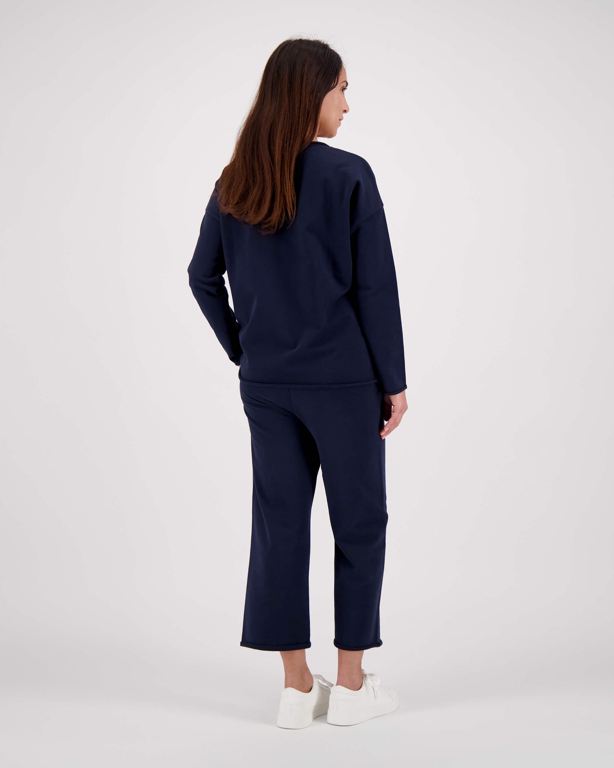 Rückseite Model posiert mit Sweatshirt Sofie für die Frau in der Farbe Navy