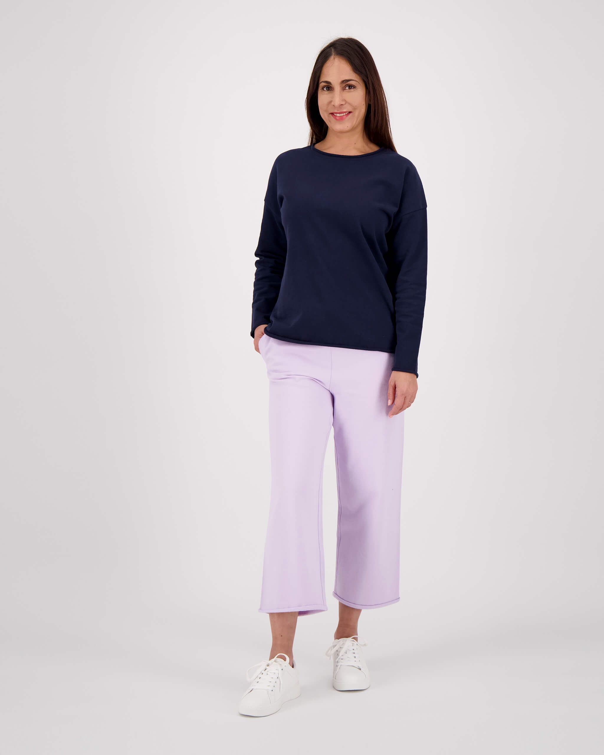 Vorderseite Model posiert mit Sweatshirt Sofie für die Frau in der Farbe Navy