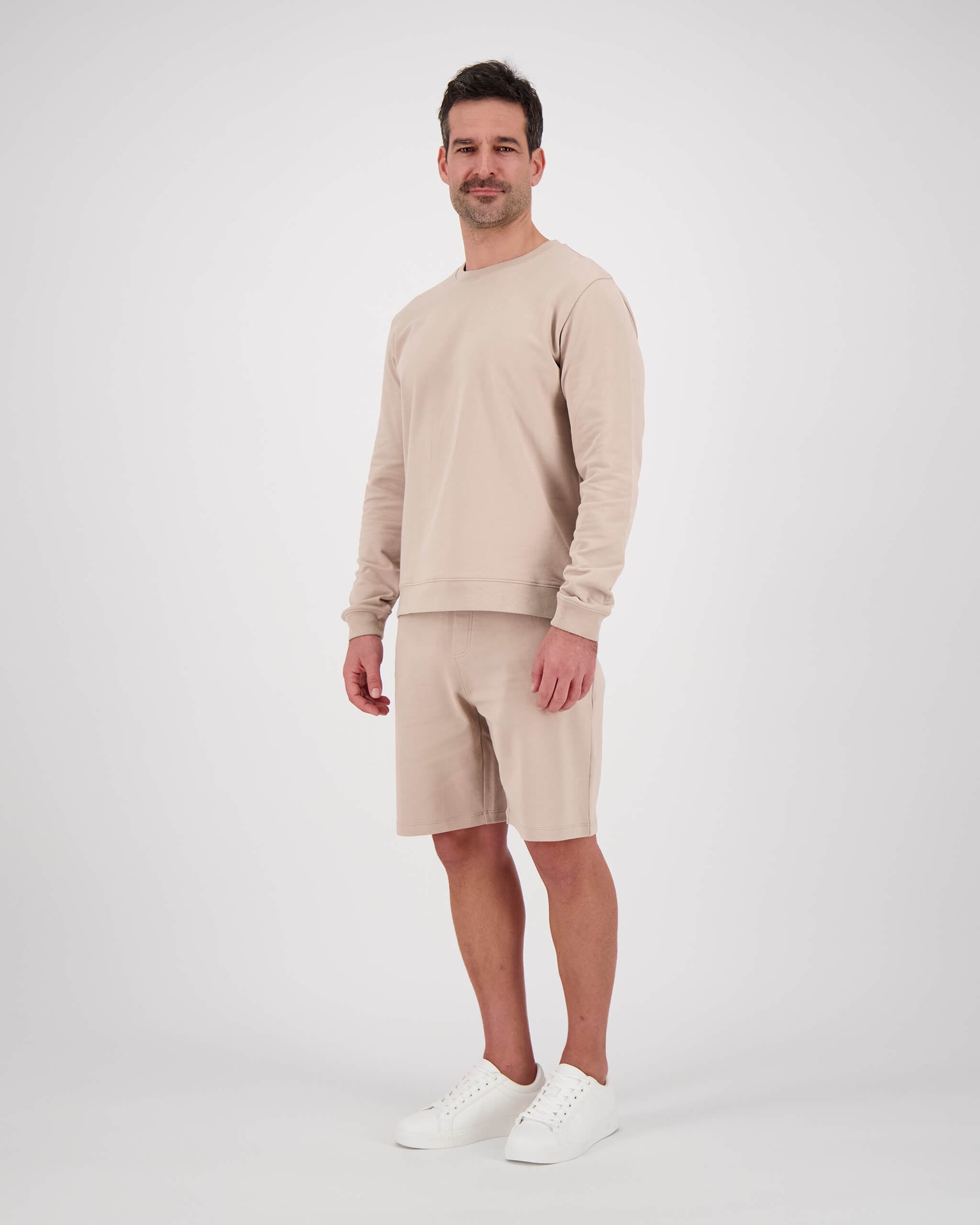 Vorderseite Model posiert mit Sweatshirt Yves für den Mann in der Farbe Beige