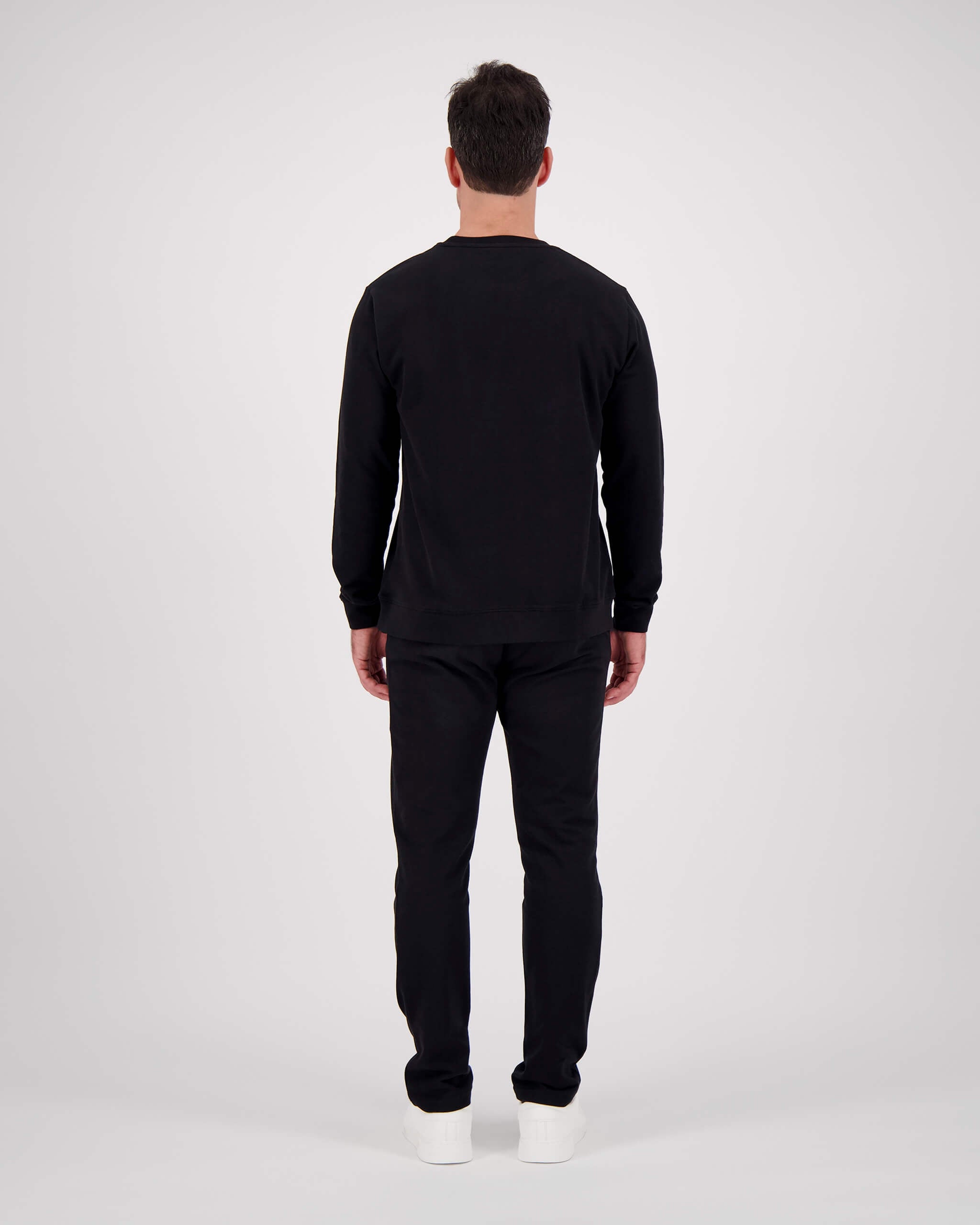 Rückseite Model posiert mit Sweatshirt Yves für den Mann in der Farbe Schwarz