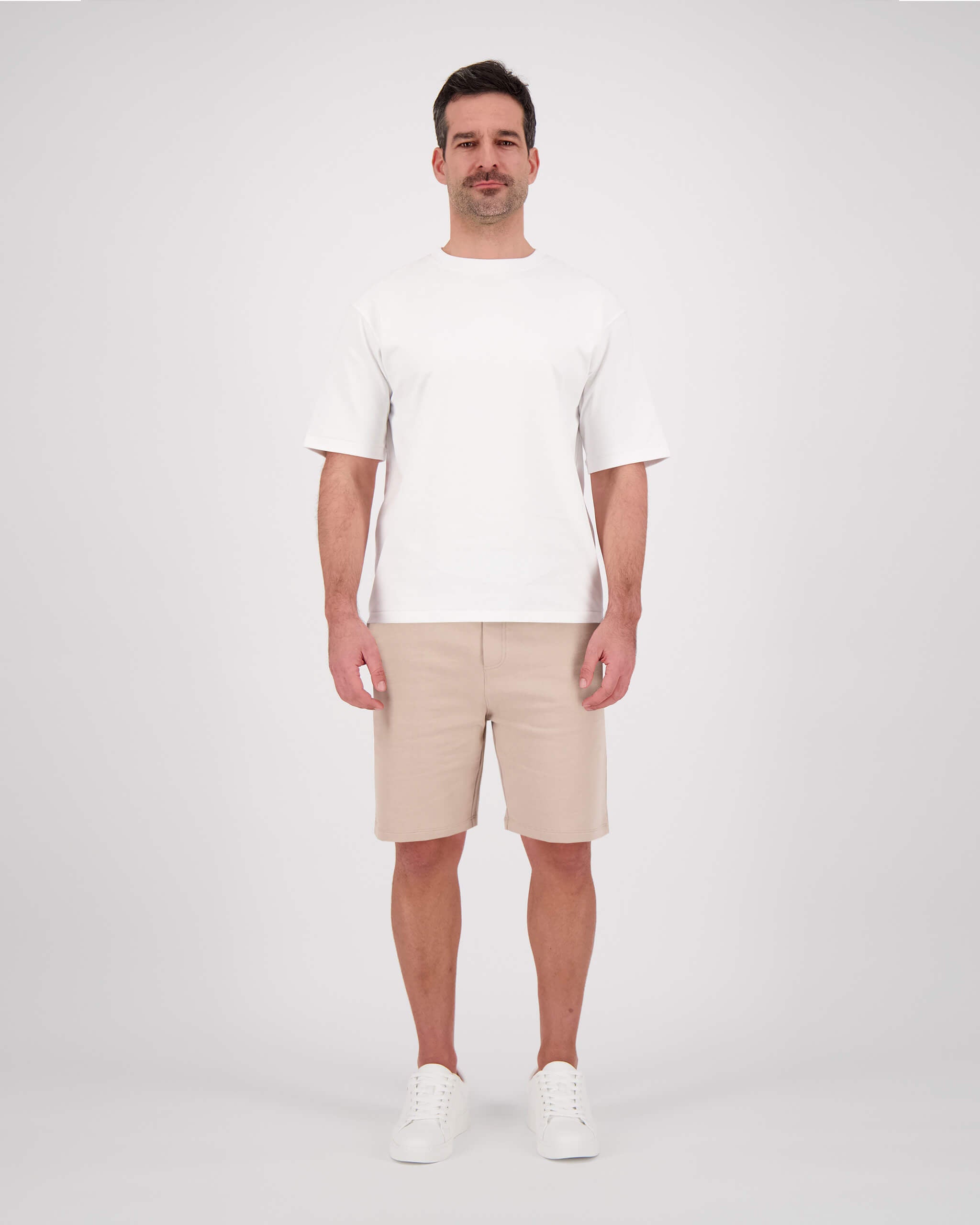 Vorderseite Model posiert mit T-Shirt Paul für den Mann in der Farbe Weiss