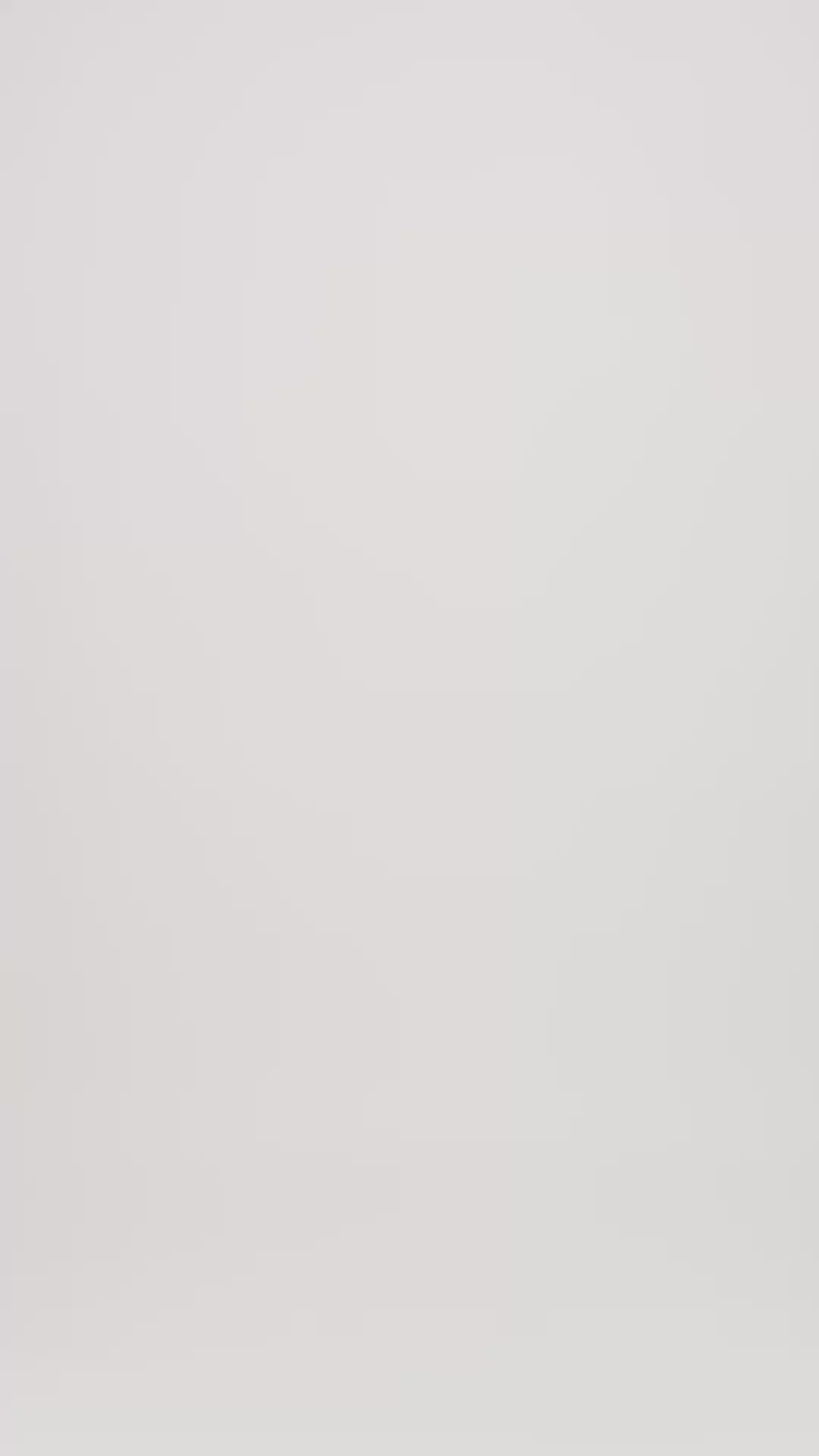 Sofie zeigt sich mit Sweatshirt Navy und Sweatpants Navy