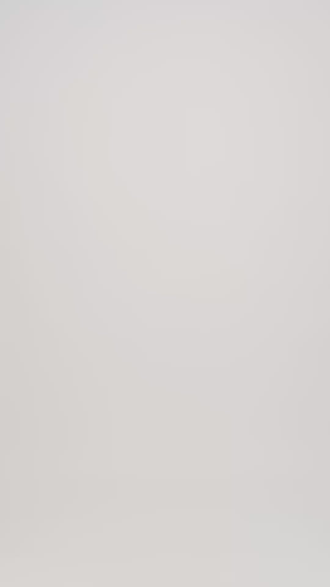 Paul zeigt sich mit T-Shirt Schwarz und Shorts Beige