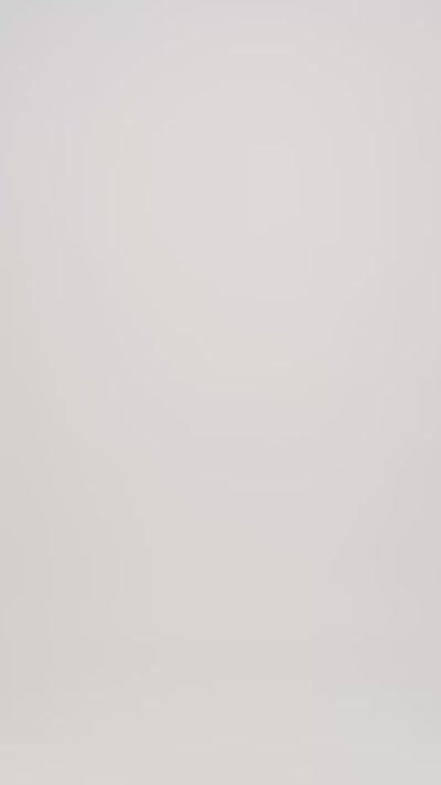 Paul zeigt sich mit T-Shirt Schwarz und Shorts Beige